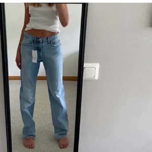 Zara jeans - Säljer dessa poppulär zara jeans. Använda fåtal gångern strl 40 men fungerar utmärkt till någon med strl 38💖 