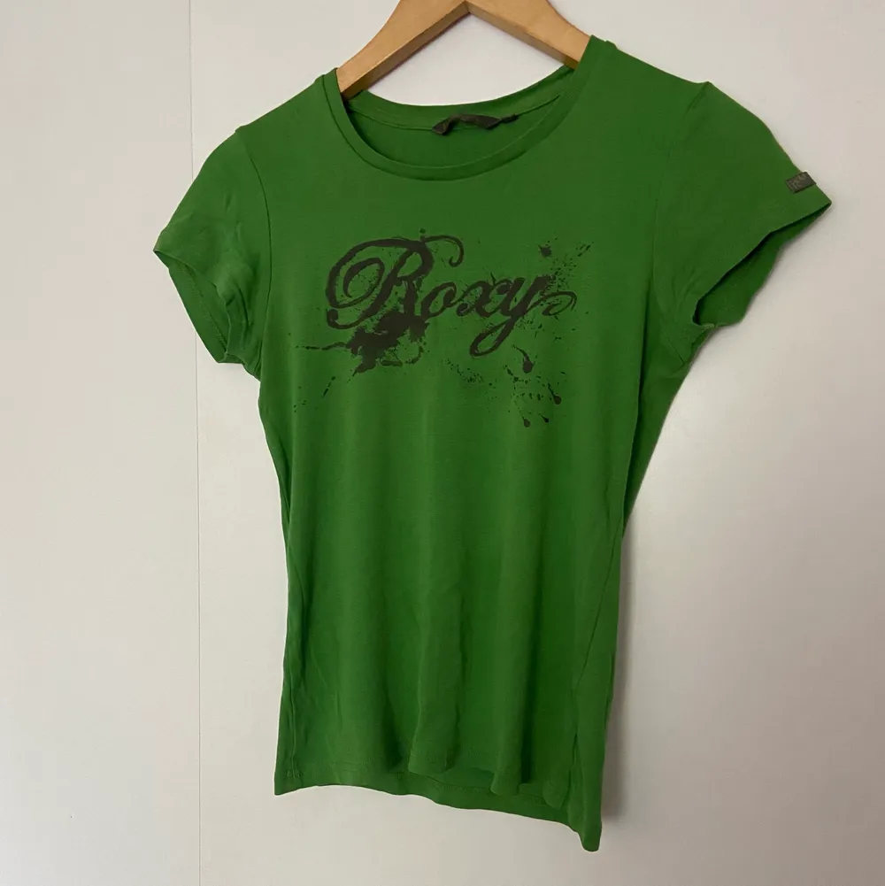 Fin grön tshirt från märket Roxy. Verkligen en gem som sitter figurnära kroppen  men får inte den användning den förtjänar💚💚. T-shirts.