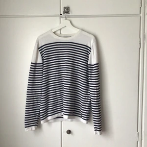 Randig tröja - Marinblå randig tröja från J. Lindeberg, sällan använd