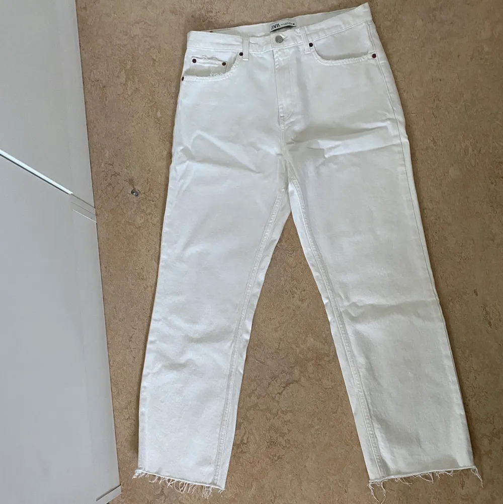 Vita Zara straight leg jeans helt nya och oanvända storleken är ganska liten.. Jeans & Byxor.