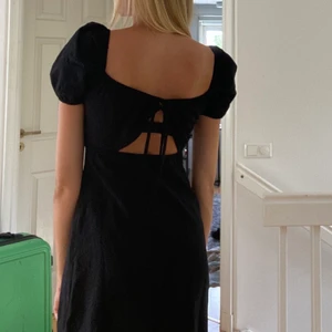 Svart klänning - Jag säljer denna fina klänning från h&m som är multifunktionell, dvs går att ha åt båda hållen. Den är i storlek xs och säljs för 100kr+frakt🤍hör av dig vid intresse!