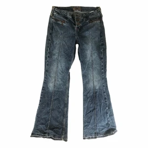 Jeans - Så coola lågmidjade bootcut jeans. Dom är insydda av mig och passar storlek small, perfekt om man är lite längre (jag är 174 cm och de är perfekt längd på mig) 