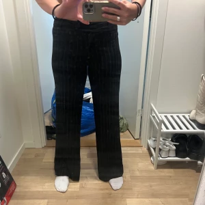 Nelly - Kostymbyxor köpta på Nelly för länge sen. Tyvärr blivit för små. Fortfarande bra skick