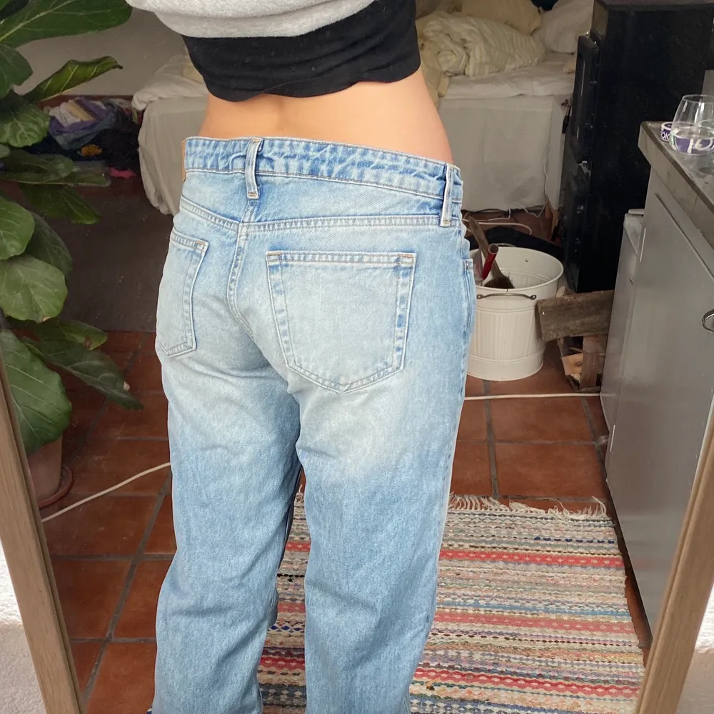 Trendiga lågmidjade jeans från weekday i modellen arrow. Älskar men tyvärr för stora i midjan så används it så mycket! Har lite slitningar längst ner men bara snyggt. Skriv för fler bilder/frågor💘. Jeans & Byxor.