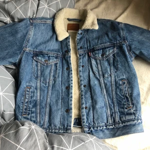 Levi's faux fur demin jacket - en superfin jeans jacka med faux fur i, supermysig och perfekt för hösten som kommer snart🫶 storlek xs, superfint skick,  kontakta för fler bilder eller frågor❤️ eftersom att jag satte på budgivning kan jag inte ändra priset med just nu ligger det på 400kr