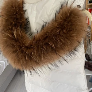 Hollies väst med pälskrage  - Storlek 32 passar xs-s, äkta päls , använd ca 5 ggr