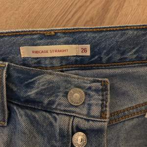Jeans från Levis i modellen ribcage straight i storlek 26. Säljer pga för små. Finns att hämta i Vasastan, annars står köparen för frakt! 