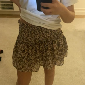 Volang kjol  - Säljer en så fin kjol som är lite blommig från pull&bear!! Aldrig använd!