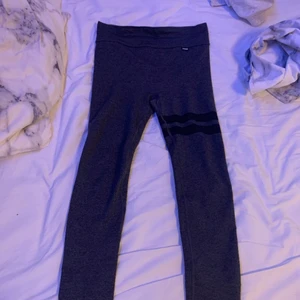 Träningsbyxor från stronger  - Gråta träningsbyxor från stronger i storlek M. Byxorna har svarta detaljer på ena benet. Formar sig perfekt till just din kropp, köpt för 699 ❤️