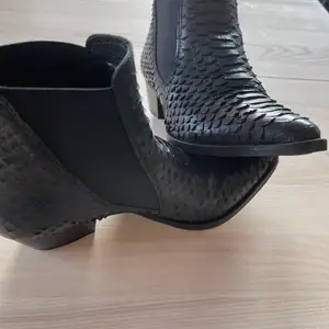 Underbara svarta boots endast använda 3 ggr. Smal modell i unikt mönster. Passa på 💜🌟💜🌟