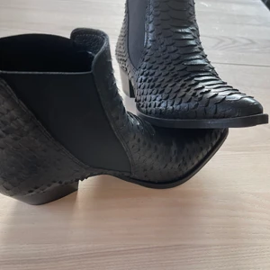 Mos Mosh Boots - Underbara svarta boots endast använda 3 ggr. Smal modell i unikt mönster. Passa på 💜🌟💜🌟