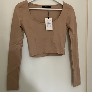 Helt ny topp Strl. S  - Helt ny beige topp från bikbok, endast provad. Strl S 