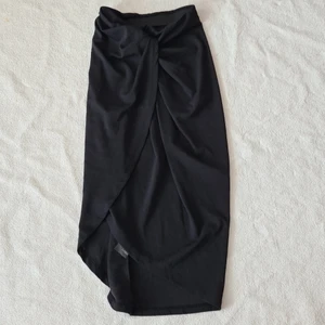 Kjol - Svart kjol som har en omlott look