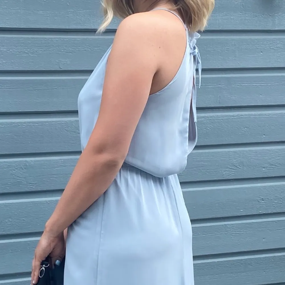Fin ljusblå klänning med öppen rygg som passar perfekt till bal eller liknande, mycket fint skick endast använd en gång. Kan skick fler bilder. Klänningar.