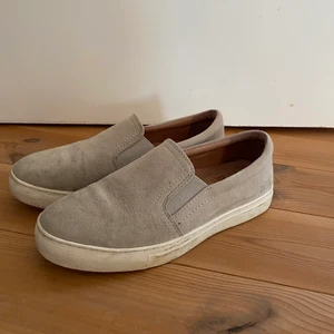 Skor från Daisy  - Gråa skor från Daisy i storlek 38! 