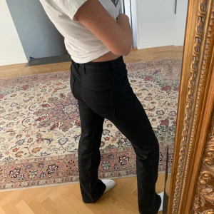 Svarta Filippa K byxor - Svarta Filippa K byxor som är nått emellan jeans/läder. Jag är 170cm och dom passar as bra i längden