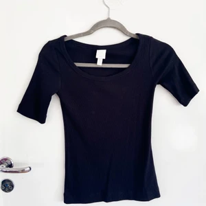 Ribbad tischa strl XS H&M - Super söt topp. Aldrig använd så ny. Strl XS. Ribbad och stretchig. 50kr + 52kr porto