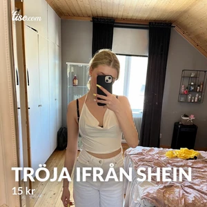 Topp ifrån SHEIN  - En jätte fin topp ifrån SHEIN bara använt den en gång den är i storlek xs 