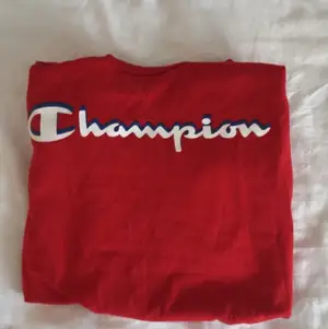 Jag säljer min Röda Champion T-Shirt i storlek S pga att jag inte använder den längre. I jättebra skick 💖 Pris kan diskuteras 
