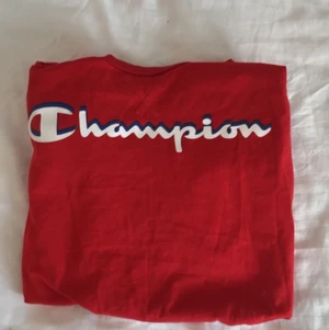 Röd Champion T-Shirt - Jag säljer min Röda Champion T-Shirt i storlek S pga att jag inte använder den längre. I jättebra skick 💖 Pris kan diskuteras 