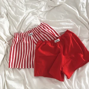Handgjorda shorts - Röda handgjorda shorts gjorda på second hand tyg❤️ storlek s/m 