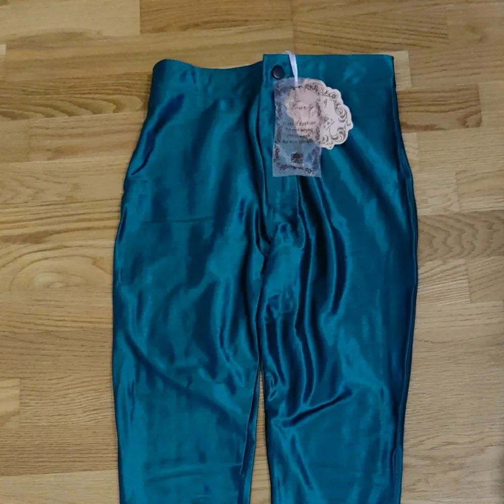 Super mjuk grön highwaist silkesbyxor! Aldrig använt och är i bra skick OBS! Är grön men i bilden ser färgen lite konstigt😄 Frakt ej inkluderat men priser går att diskutera 🤗(skriv till mig kring fler frågor o bilder) . Farkut & Housut.