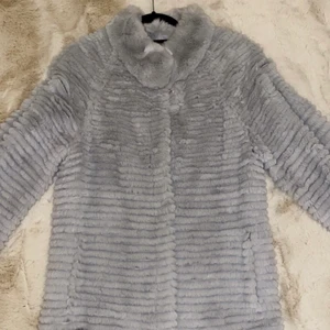 Pälsjacka i äkta kaninpäls - Pälsjacka i äkta kaninpäls Färgen grå  Strl: one size Passar bra till vår/höst Använd endast en gång  Swipe för att se hur den sitter på  Skriv vid intresse Upphämtning i Kista eller frakta