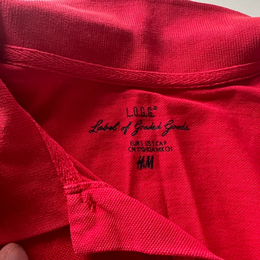 En Röd Piké köpt från HM i Singapore 🇸🇬 2017. Storlek Men’s Small. Skjortor.
