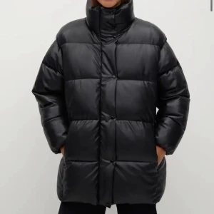 adderad anorak med dragkedja - Oanvänd vinterjacka från Mango. Nypris: 1500. Mango: Water-repellent: vattenavvisande tekniskt material. Vadderad design. Skorstenskrage. Mididesign. Lång ärm. Fickor på sidorna. Blixtlåsstängning på baksidan. Knäppning.