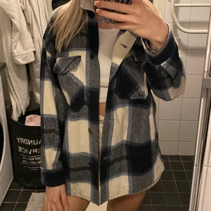 Rutig jacka Zara - Supersnygg rutig jacka nu till våren. Är i fint skick och använd några gånger  . Säljer då den jag inte använder den längre