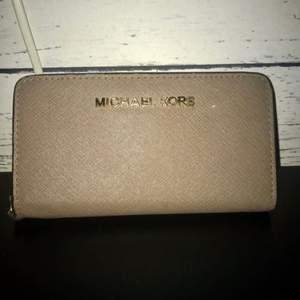 Superfin och rymlig plånbok från MK. Säljer då jag ej använder den längre.  I fint skick