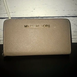 Michael kors plånbok  - Superfin och rymlig plånbok från MK. Säljer då jag ej använder den längre.  I fint skick