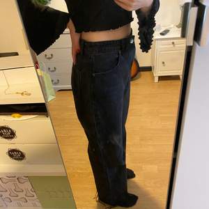 Zara jeans storlek 42, rak modell. Säljer dom för att dom är för stora för mig! Jag är 173 och jag klippte dom lite för dom var väldigt långa. Nu slutar dom precis vid foten. Sista bilden är från Zara! 