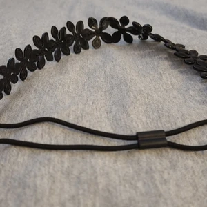 Från gliter - Det är en svart hår band du kan ha för att det inte ska komma hår i ansiktet.