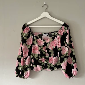Blommig topp  - Blommig topp från Newyorker i storlek M🤍 30kr + frakt 