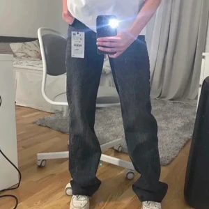 Zara jeans - Zara jeans i storlek 34, helt ny och oanvänd , prislapp sitter kvar. Så populära och helt slutsålt på hemsidan. 💕🥰💓
