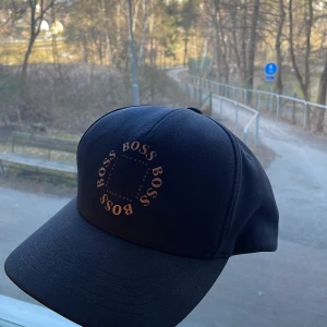 BOSS keps - Boss Circle Cap. Köpt på Farfetch för ett tag sedan, finns ej kvar. Kostade 623kr. Använd men i gott skick💕
