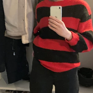 Striped tröja - En stickad tjocktröja från hm i bra skick. Använd några gånger och inga hål eller andra skador :D