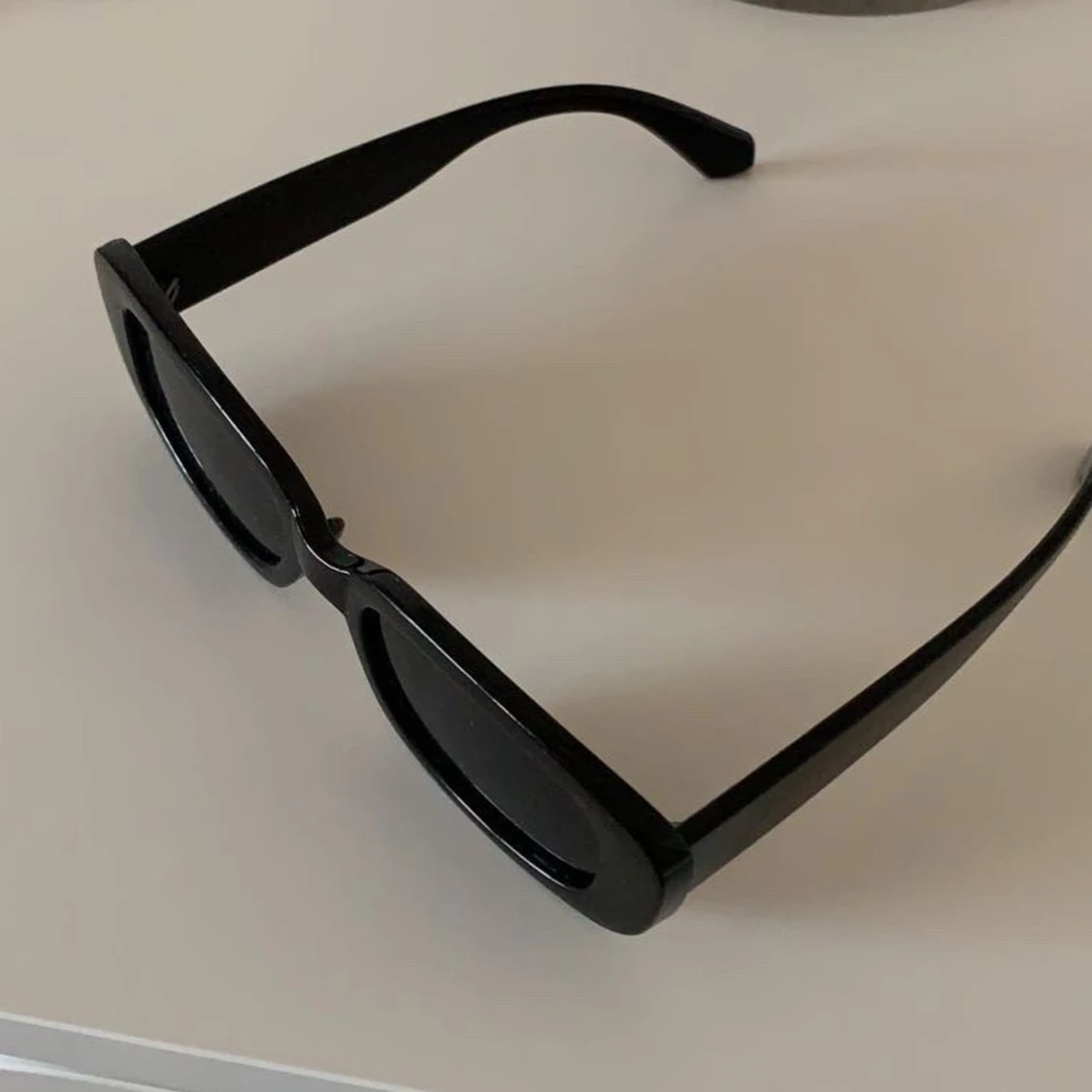 Svarta solglasögon - 90