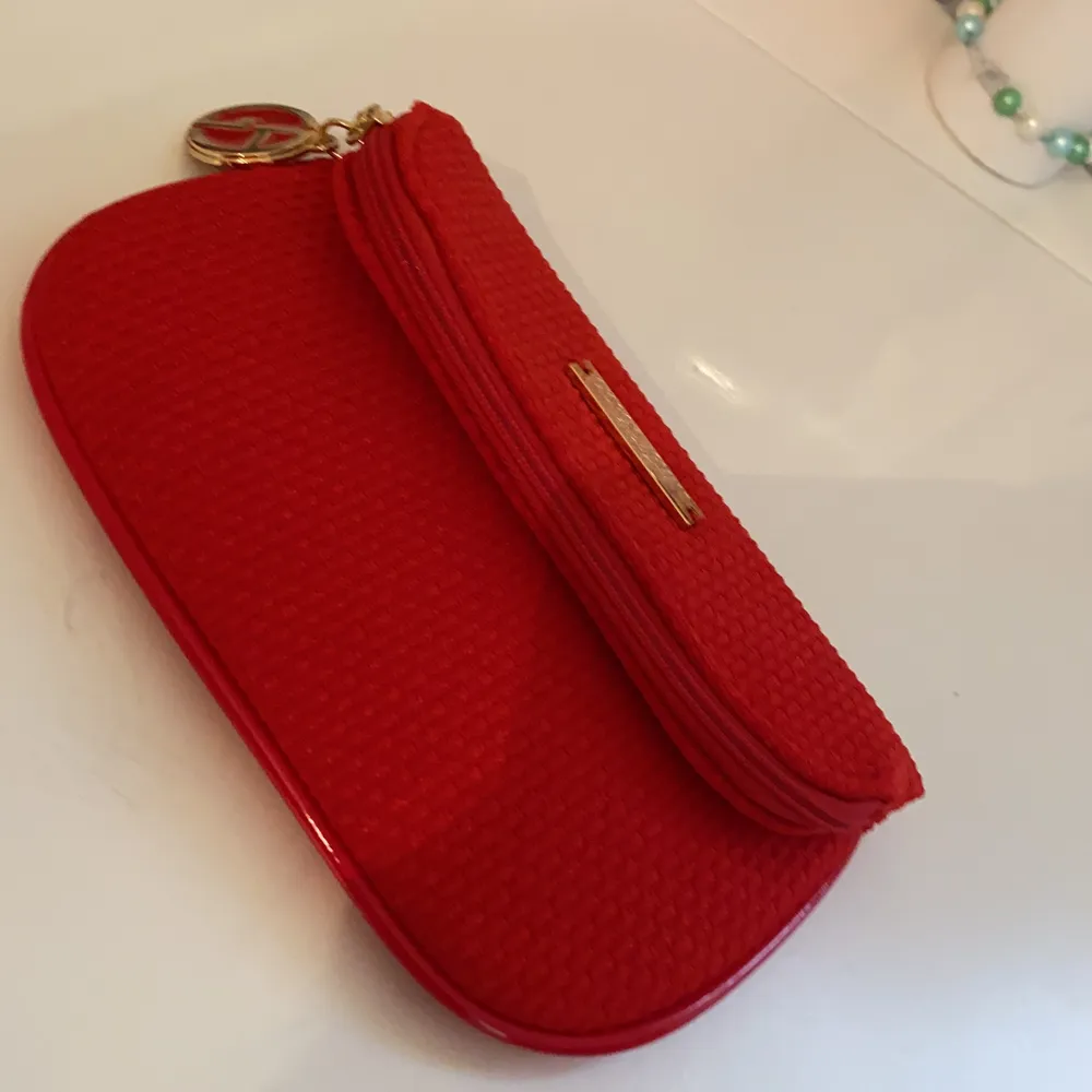 En röd Giorgio Armani väska! ÄKTA SÅKLART!😍 Säljs för att jag inte använder. En Underbar röd rosig färg🌹. Väskor.