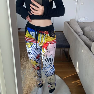 Adidas rita orah byxor - Pop-art inspirerade byxor med genomskilninga hål vid fickorna designade av rita orah för adidas. Använda 2 gånger