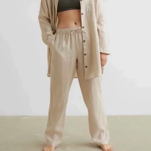 Hm linnebyxor - Säljer ett par linnebyxor från Hm k storlek S💗