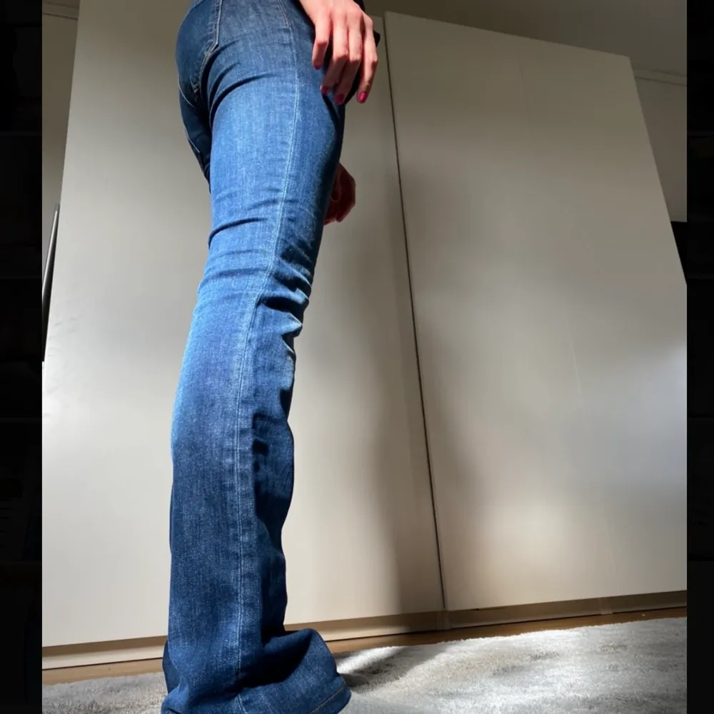 Säljer dessa verkligen svin snygga lågmidjade bootcut jeans! Tyvärr är det försmå och kommer därför inte till användning. Första bilden är lånad! Hör av er vid frågor💕💕💕nypris: 799. Jeans & Byxor.