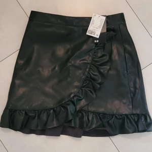 Skinkjol i storlek 38 - Svarta skinkjol från H&M, aldrig använt så plagget är som ny, prislappen finns kvar OBS! Frakt ej inkluderat men pris går alltid att diskutera 🤍🤍 (går att fråga om flera bilder)