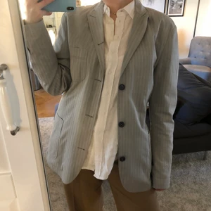 J.LINDEBERG Kavaj  - Ljusgrå kavaj från J.LINDEBERG. Den är i väldigt bra skick. Storlek L men skulle säga att den också passar M. Perfekt nu till sommaren😍🤩🌸