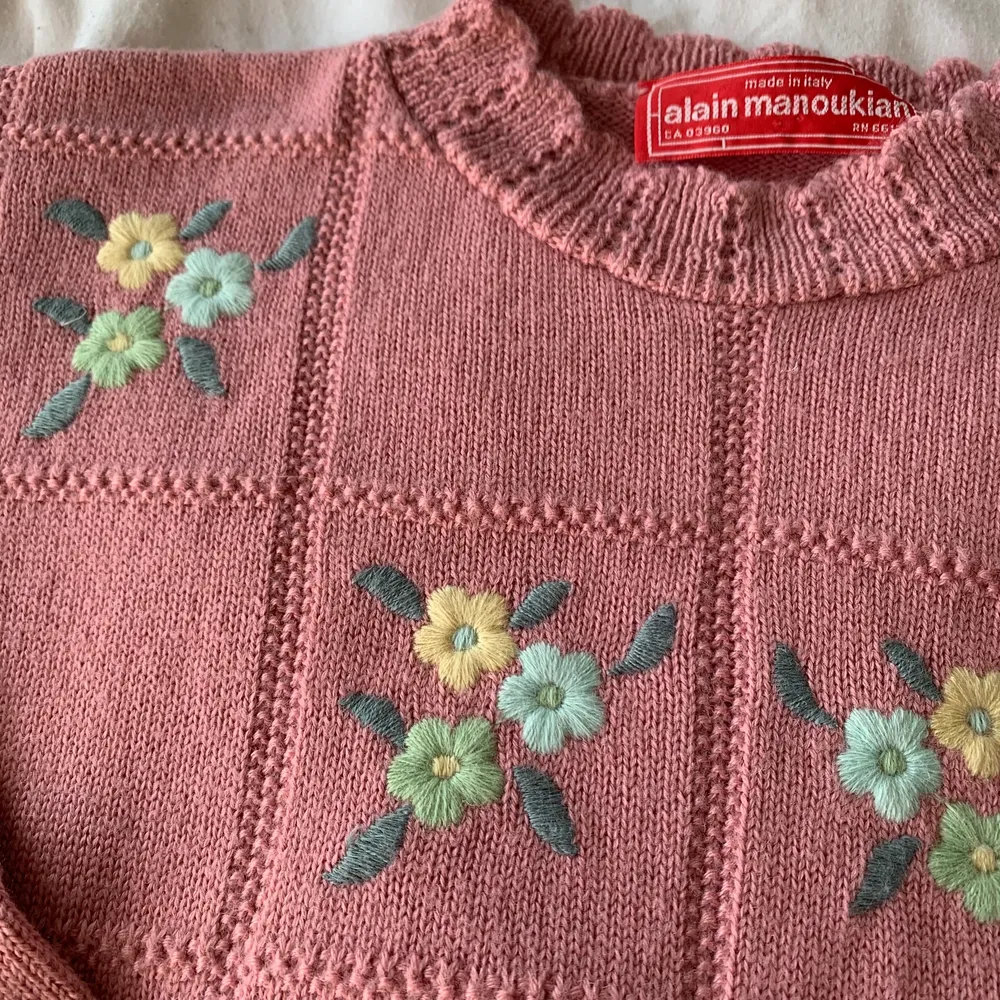 super adorable and cute vintage italian designer pastel pink floral pullover sweater/jumper by alain manoukian. has adorable pastel blue, green, and yellow embroidered flowers and scalloped hems (sleeves, waist, collar).  fits a size s/m. in perfect condition. i bought this in a vintage store (80s/90s section) and fell in love with it, but it’s just not an item i reach for often. has no snags, flaws, or faults at all. such a cute item that i would love to go to a loving home! ☺️💗. Tröjor & Koftor.