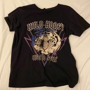 Tröja - En tröja från Gina ticot.  Som är använd Max 2 gånger. Väldigt bra skick. Och är i storlek S men passar Xs-M. Kom privat för frågor. Återkommer med frakt kostand