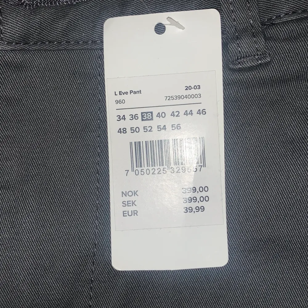 Cargo byxor från Cubus, köpte den för ett tag sen men jag inte kommit till användning. Har endast använt de svarta byxorna en gång! Säljer ett par för 100kr och båda för 150kr, pris kan såklart diskuteras!💕💕. Jeans & Byxor.