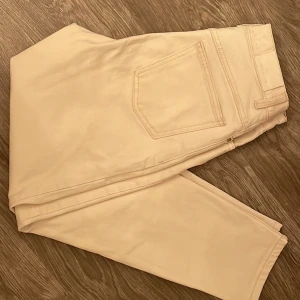 Jeans - Beige momjeans från Mango, strl 36/S