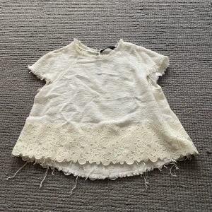 Blus med spets från Zara - Zara blus med spets. Väldigt fint skick.